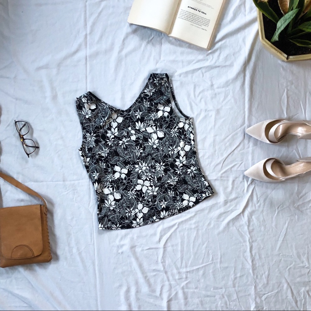 Black and White Floral Print V-Neck Blouse Top